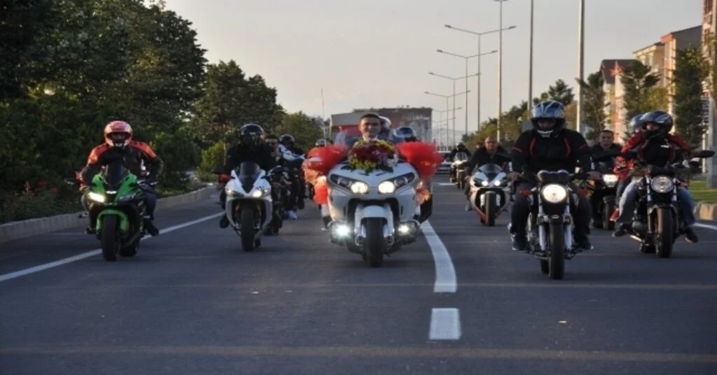 Motor Tutkunu Damadın Gelin Arabası Da Motosiklet Oldu