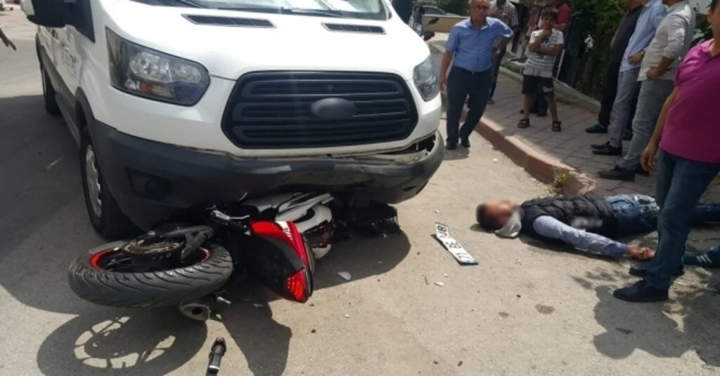 Motosiklet Minibüsün Altında Kaldı, Sürücüsü Ağır Yaralandı