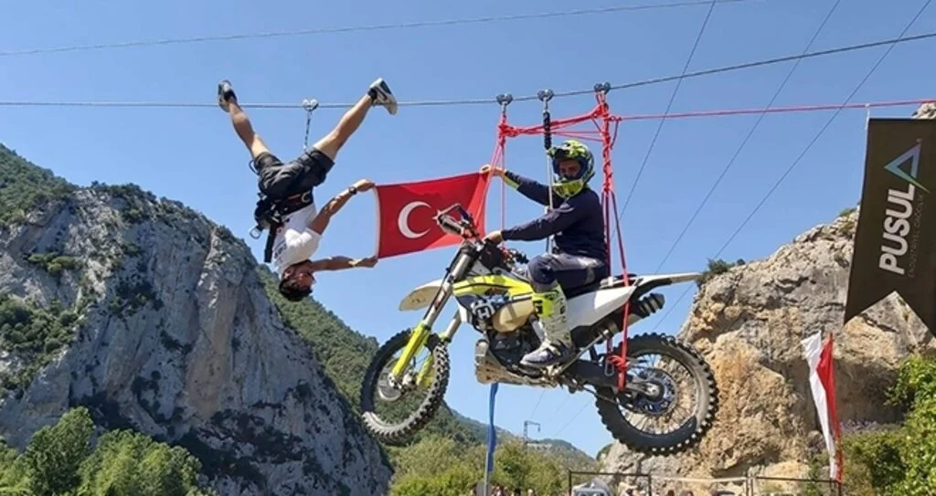 Motosikletle zipline yaptı