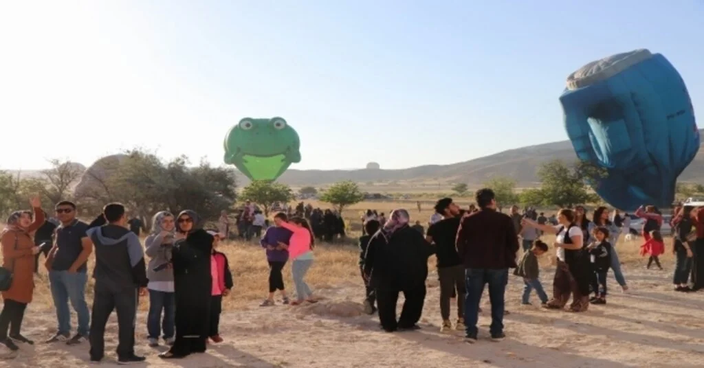 On Binlerce Kişi Görsel Şöleni İzlemek İçin Kapadokyaya Akın Etti