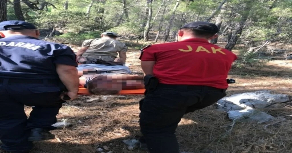 Ormanda Kaybolup Kayalıklardan Düşen Alzaymır Hastasını Jandarma Kurtardı