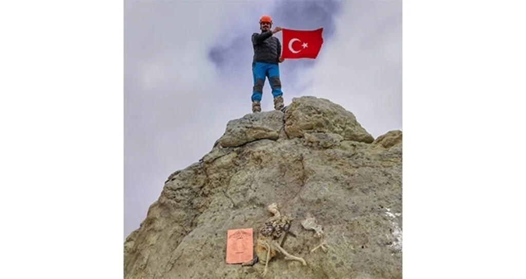 Orta Doğu’nun en yüksek dağında  Türk bayrağı dalgalandırdı 