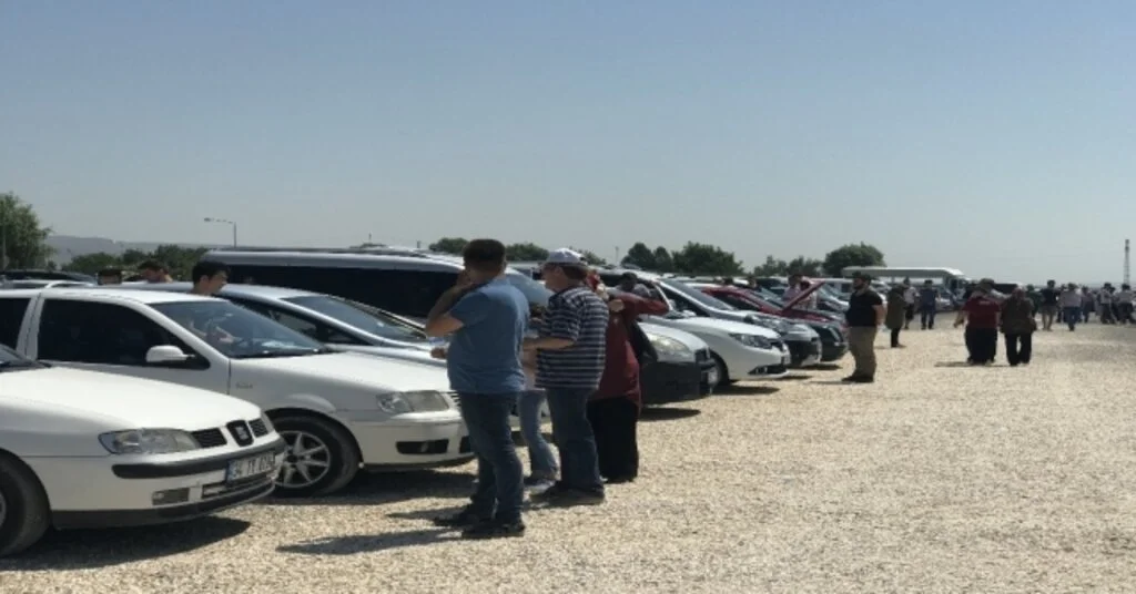 Oto Pazarında Bayram Yoğunluğu