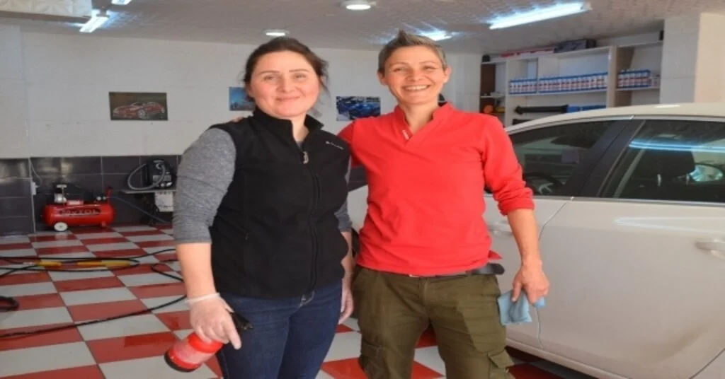Oto Yıkama Dükkanında İki Kız Kardeş Erkek Meslektaşlarına Taş Çıkartıyor