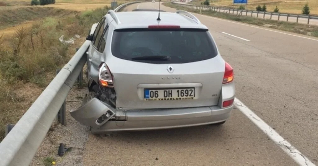 Otomobil Bariyere Çarptı: 2Si Çocuk 4 Yaralı