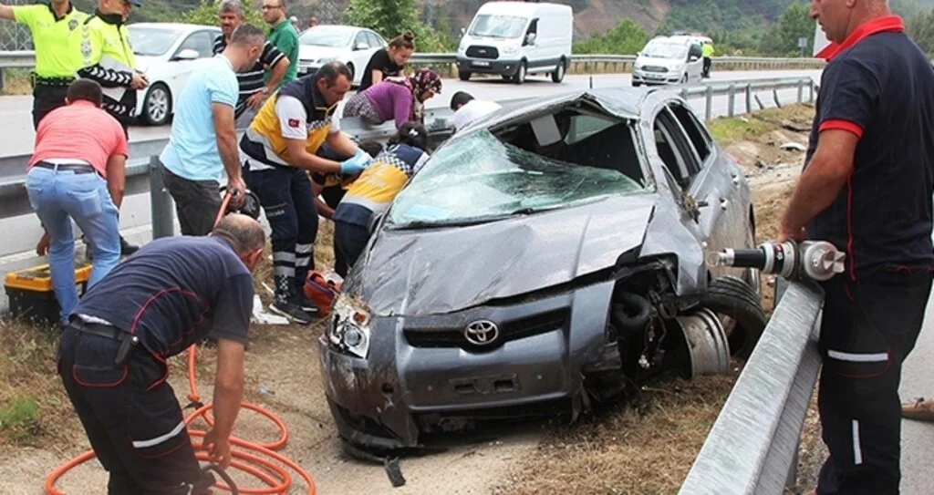 Otomobil bariyerlere çarptı: 2 yaralı