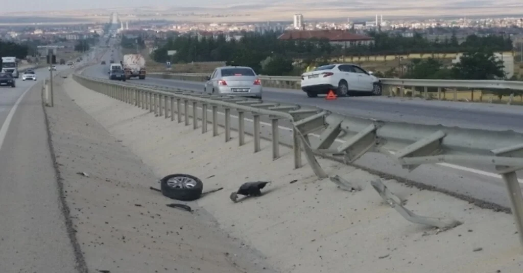 Otomobil Bariyerlere Çarptı, Sürücü Yaralandı