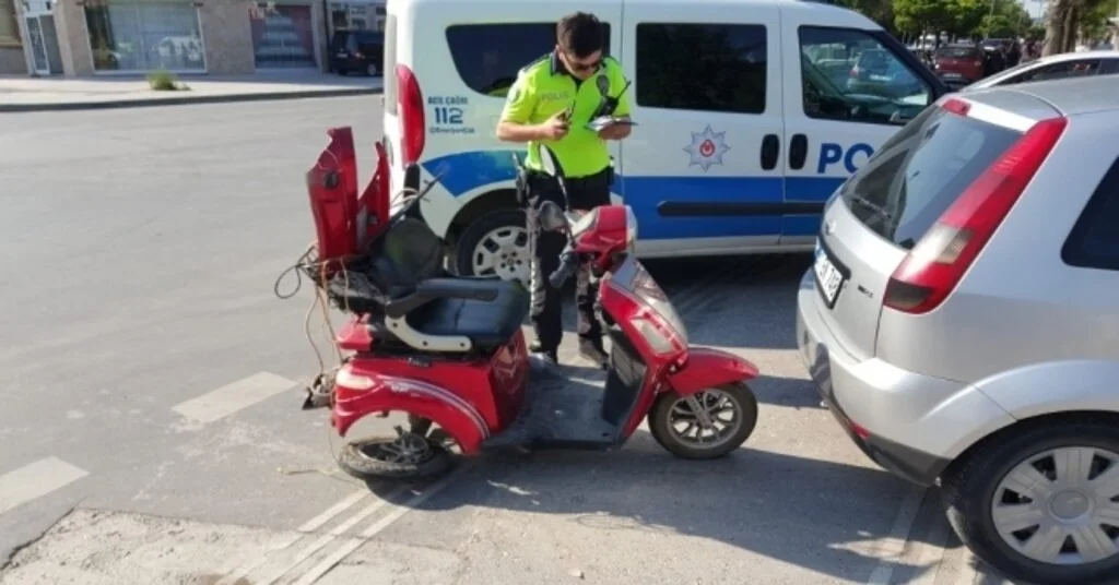 Otomobil İle Elektrikli Bisiklet Çarpıştı: 1 Yaralı