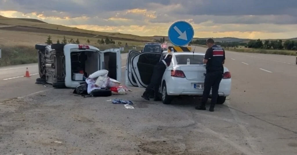 Otomobil İle Kamyonet Çarpıştı: 6 Yaralı