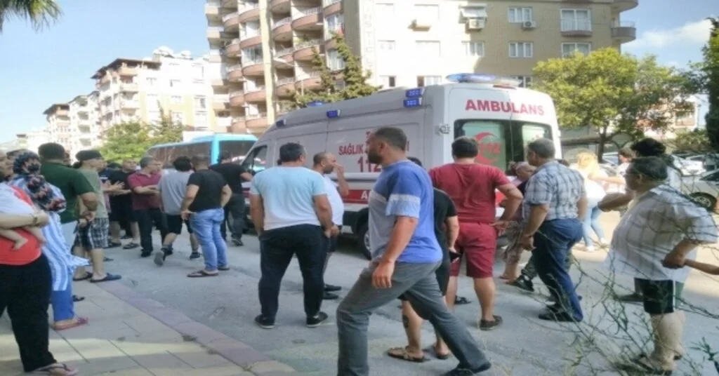 Otomobil Kaldırımdaki Kadını Ezdi