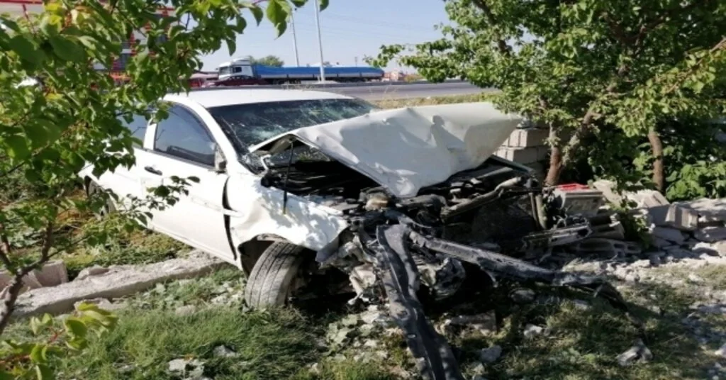 Otomobil Kırmızı Işıkta Geçen Motosiklete Çarptı: 4 Yaralı