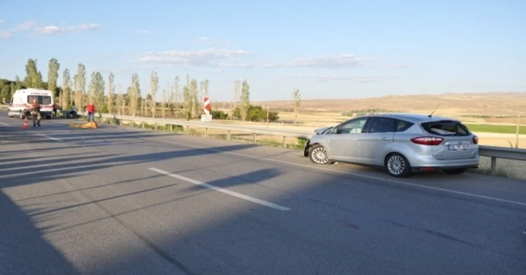 Otomobil Motosiklete Çarptı: 1 Ölü, 4 Yaralı