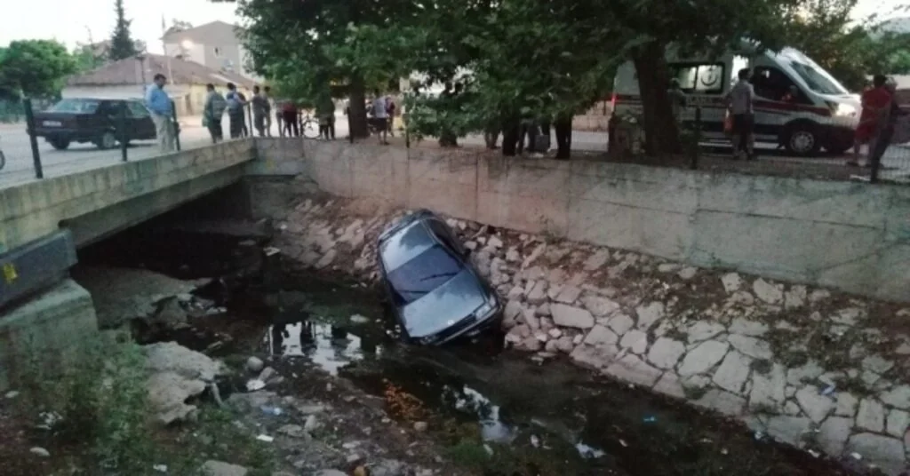 Otomobil Su Kanalına Uçtu