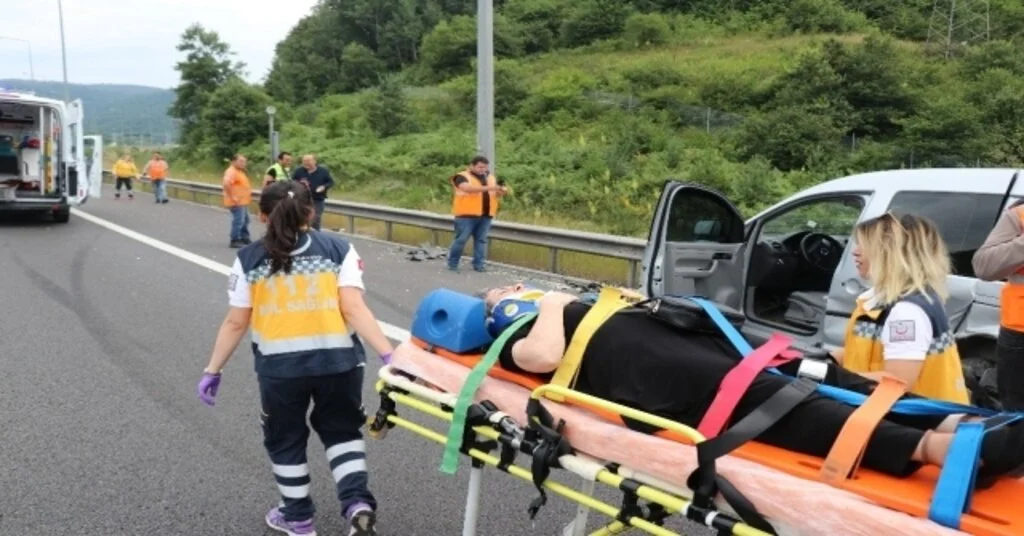 Otomobil, Temde Park Halindeki Hafif Ticari Araca Çarptı: 5 Yaralı