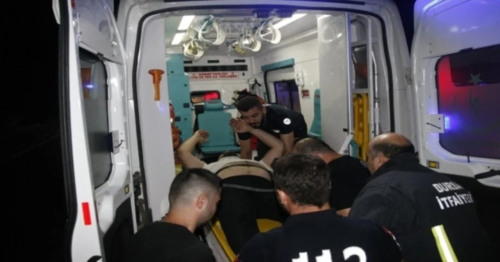 Otomobil Ve Hafif Ticari Araç Kafa Kafaya Çarpıştı: 1 Ölü, 2 Yaralı