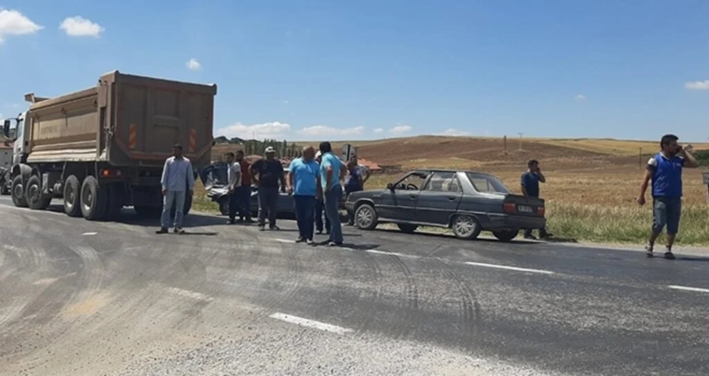 Otomobil ve hafriyat kamyonu çarpıştı: 4’ü çocuk 6 yaralı 