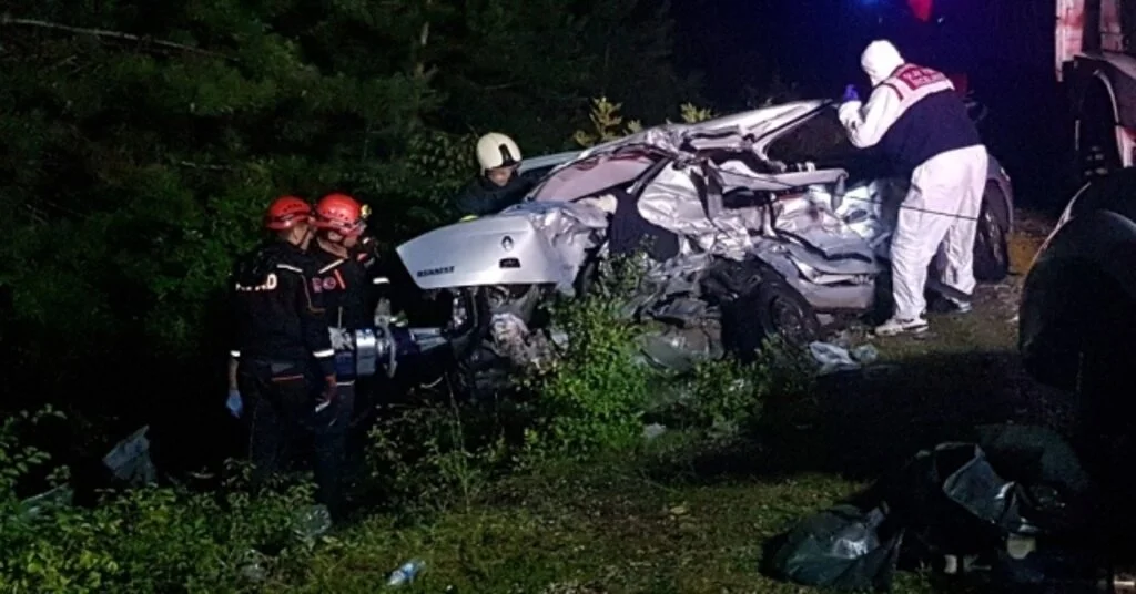 Otomobilde Sıkışan Cesetler 1 Saatte Çıkarıldı