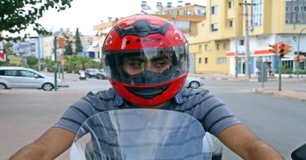 Otomobilin Arka Lastiği Kafasının Üzerinden Geçen Motosiklet Sürücüsü O Anları Anlattı