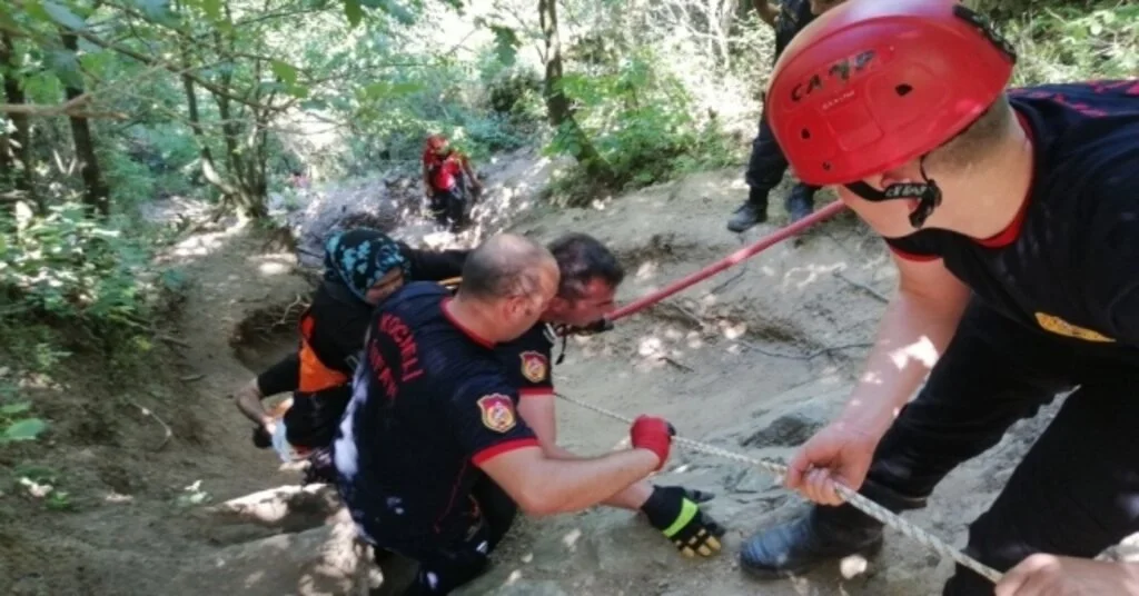 (Özel) 10 Metre Yükseklikten Dere Yatağına Düşen Kadını İtfaiye Eri Sırtına Alarak Kurtardı