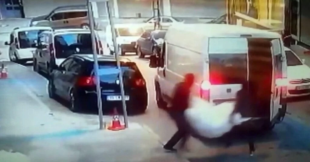 (Özel) Arnavutköyde Şok Eden Hırsızlık.. 8 Kişi Gelip İş Yerini Soydular