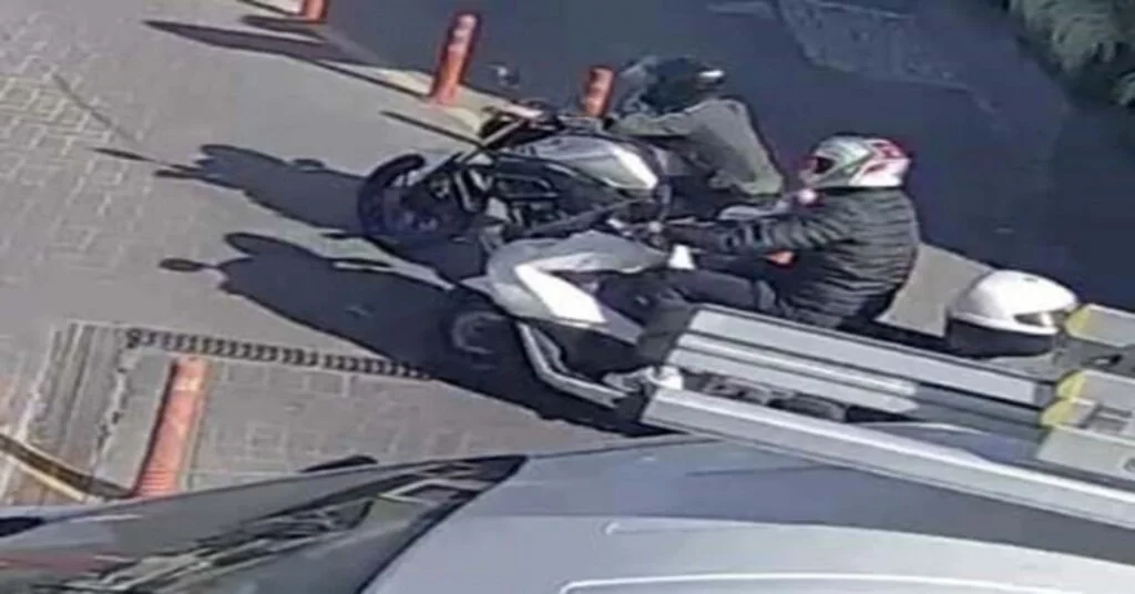 (Özel) Ataşehirde Alış Veriş Merkezinin Otoparkında Motosiklet Hırsızlığı Kamerada