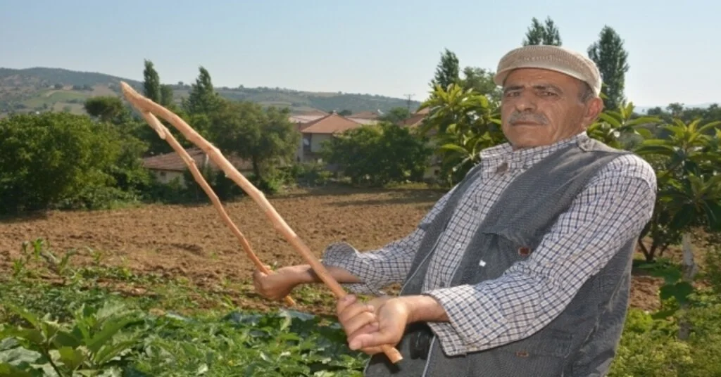 (Özel) Bir Dut Dalıyla Tarlaları Suya Kavuşturuyor