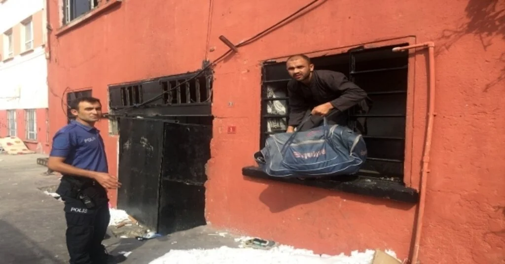 (Özel Haber) Beyoğlunda Kaçak Göçmen Operasyonu: Afgan Ve Pakistan Uyruklu 35 Kişi Yakalandı