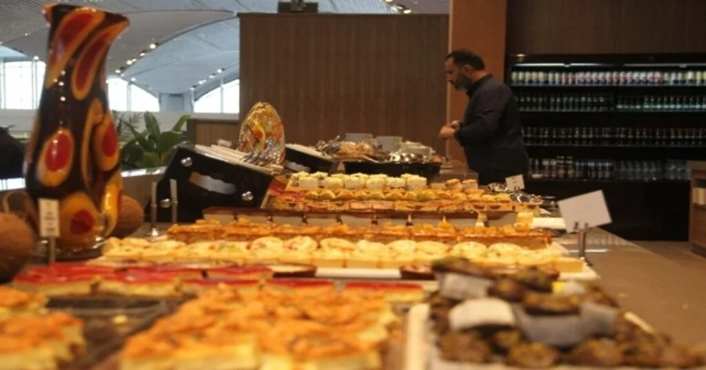(Özel Haber) İstanbul Havalimanında Yolcuların Lahmacun Ve Sarma Keyfi