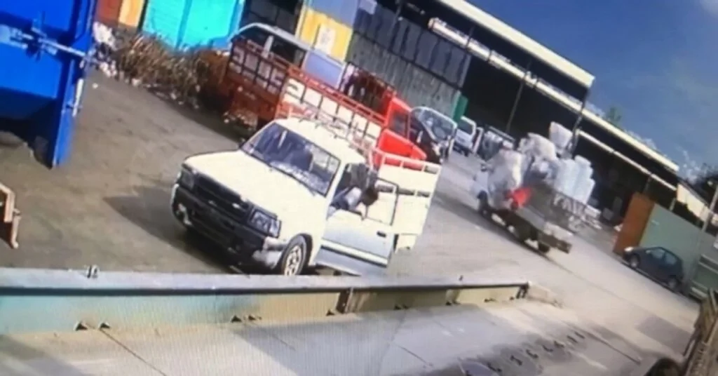 (Özel) Hurda Yüklü Kamyonetten Böyle Düştü... 4 Gündür Hayat Mücadelesi Veriyor