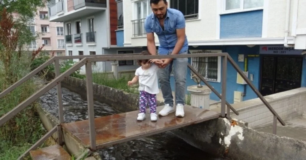 (Özel) Laz Fıkrası Gibi...su Kanalından Geçerek Apartmanlarına Giriyorlar