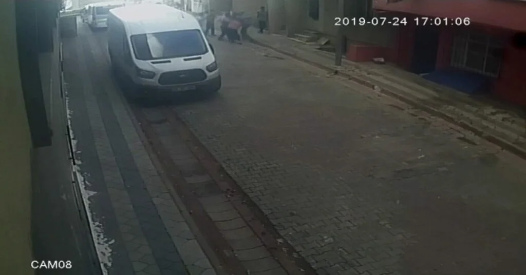 (Özel) Sultangazide Sokak Ortasında Tartıştığı Komşularını Bıçakladı