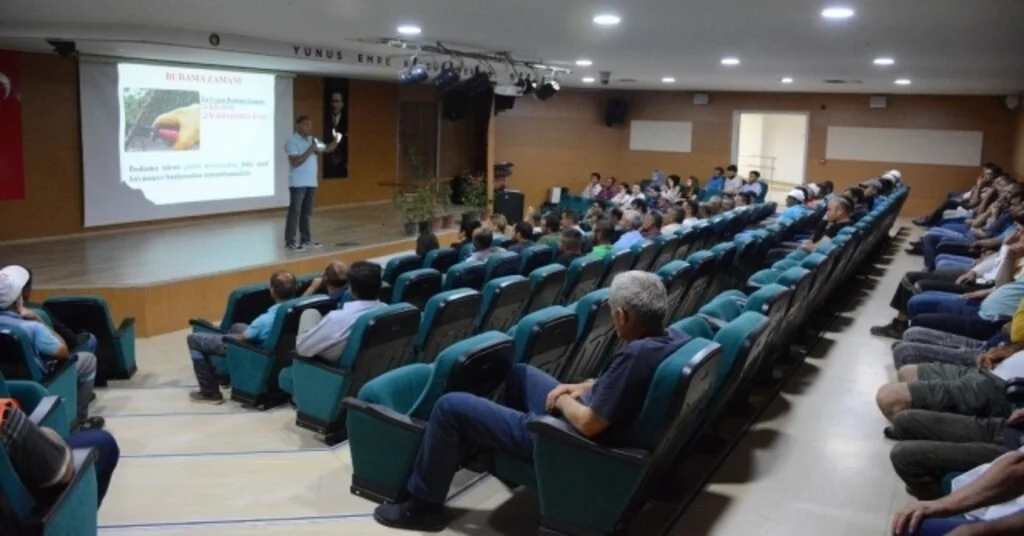 Park Bahçe Görevlilerine Akademik Çiçek Budama Eğitimi