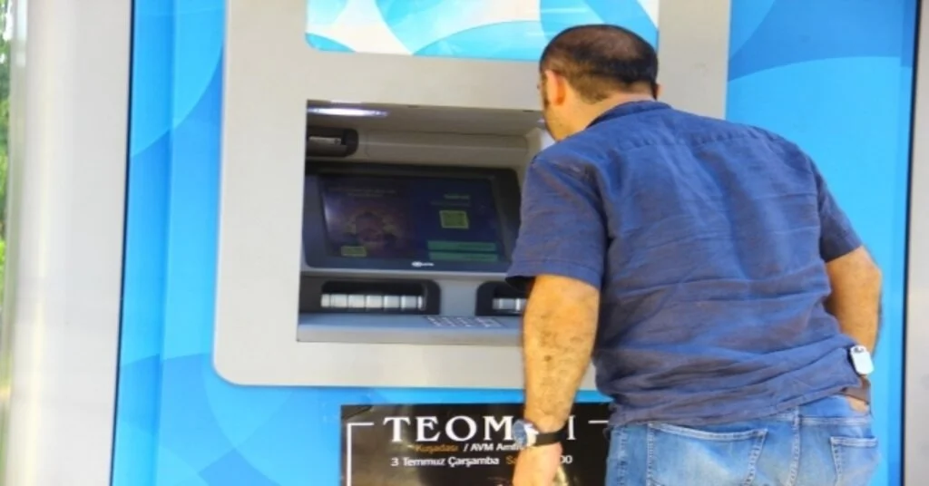 Polis Kimse Dolandırılmasın Diye Sabaha Kadar Bankamatik Başında Nöbet Tuttu