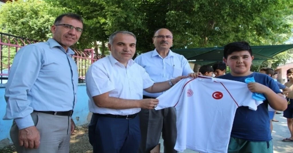 Portatif Havuzda Yüzme Kursu Başladı