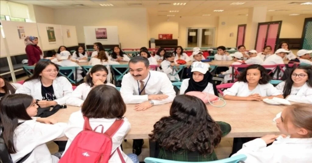 Rektör Öztürk, Üniversiteli Çocuklarla Bir Araya Geldi