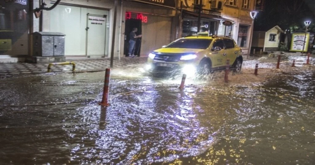 Sağanak Yağış Ağaçları Yıktı, Cadde Ve Sokaklar Göle Döndü