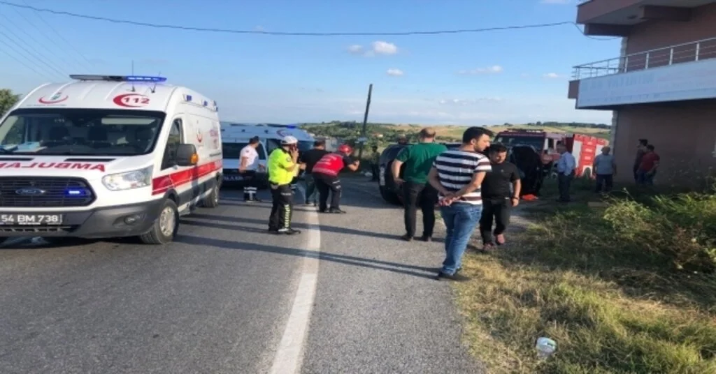 Sakaryada Otomobil Takla Attı: 3 Yaralı