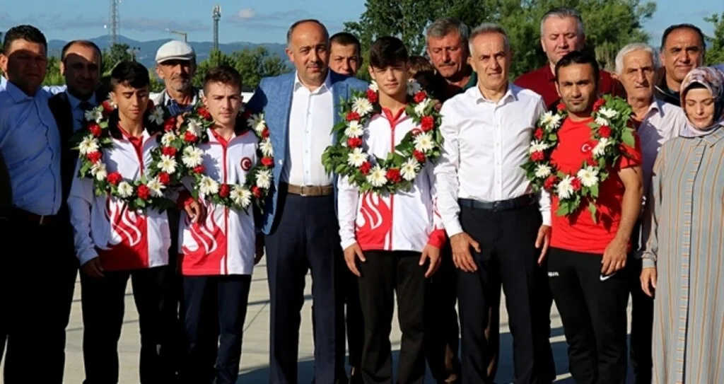 ŞAMPİYON ÇİÇEKLERLE KARŞILANDI
