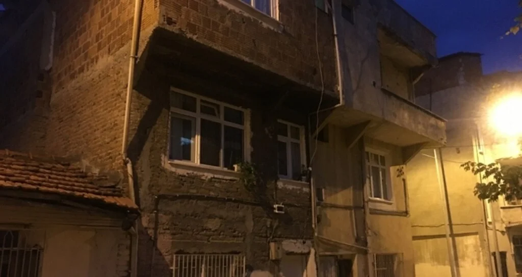 Samsun'da 2 yaşındaki çocuk pencereden beton zemine düştü