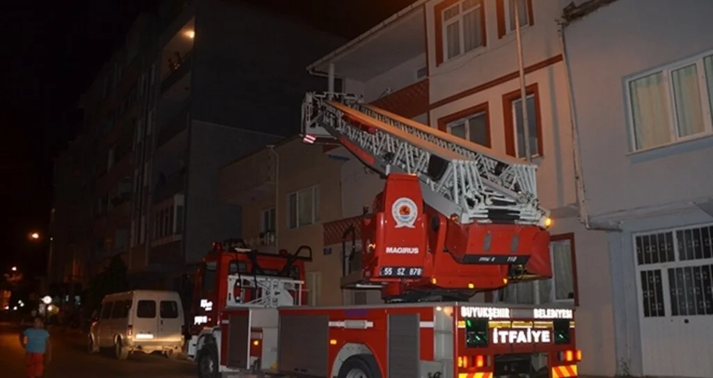 Samsun'da Evde uyuyakalan genç polisi ve itfaiyeyi alarma geçirdi