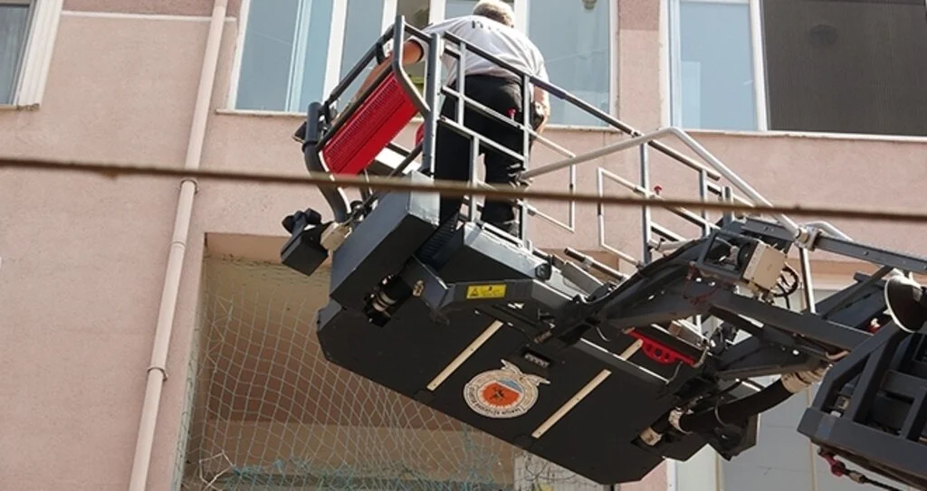 Samsun'da İtfaiyenin seferber olduğu güvercin, mahsur kaldığı balkondan çıkamamakta inat etti