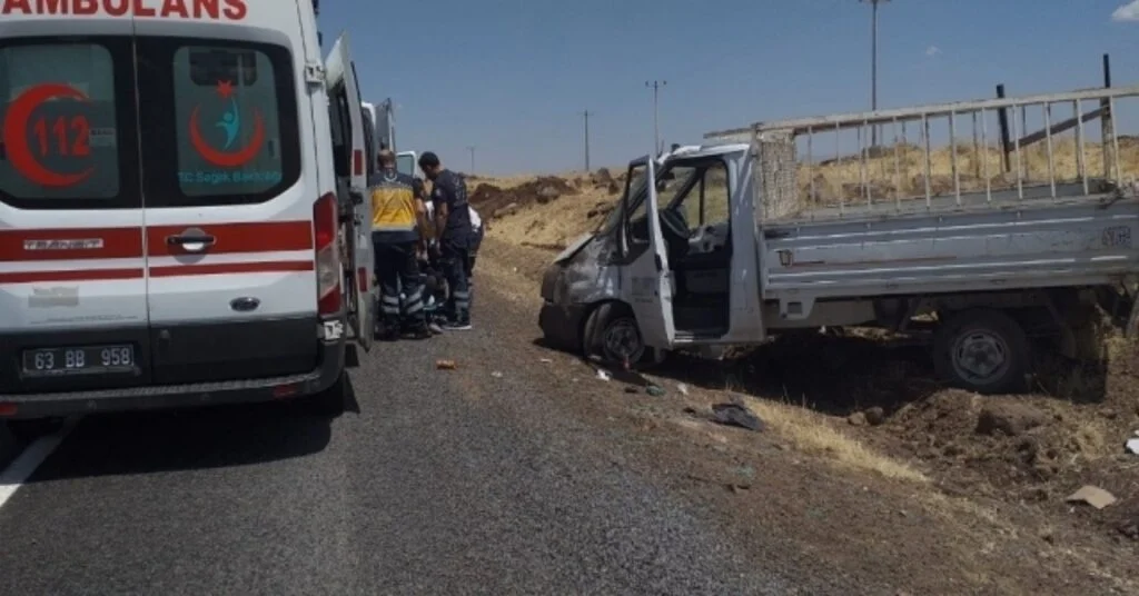 Şanlıurfada Lastiği Patlayan Kamyonet Yoldan Çıktı: 2 Yaralı