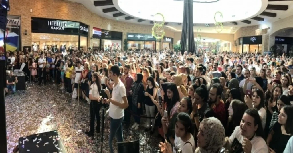 Şarkıcı Merve Özbeyden, Highwayde Sevenlerine Konser