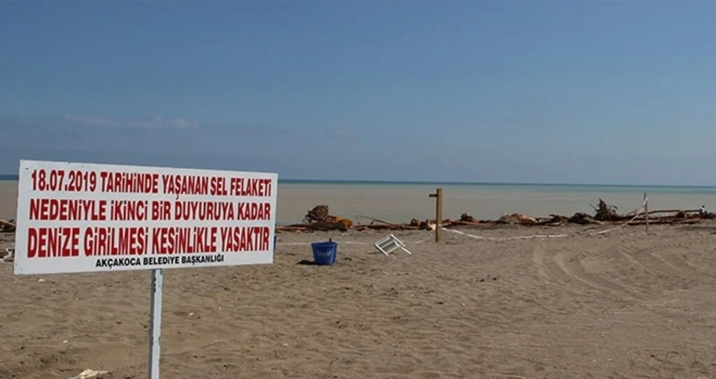 Sel nedeniyle Akçakoca’da denize girmek yasaklandı
