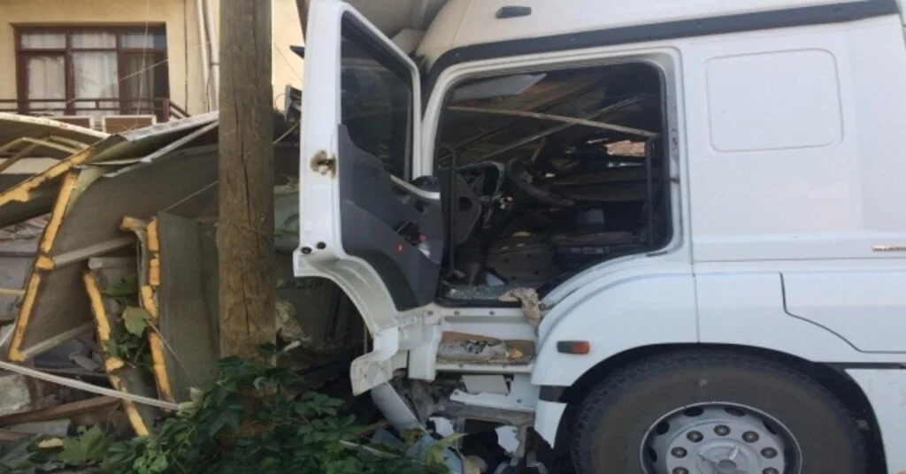 Servis Otobüsü İle Hafriyat Kamyonu Çarpıştı, Kamyon Kahvehaneye Daldı: 2Si Ağır 13 Yaralı