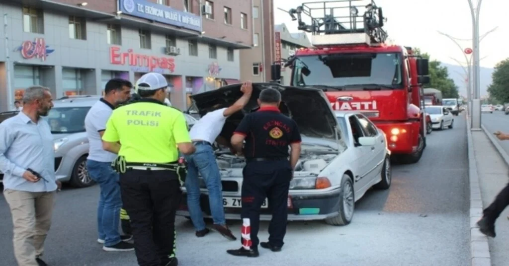 Seyir Halindeki Otomobilin Motor Kısmında Çıkan Yangın İtfaiyenin Müdahalesiyle Söndürüldü