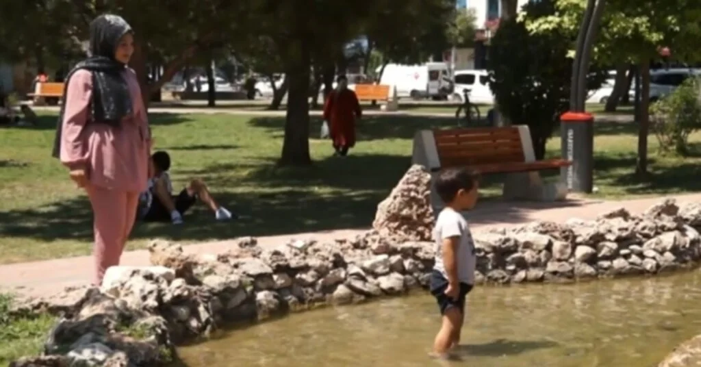 Sıcaktan Bunalan Çocuklar Süs Havuzlarına Akın Etti