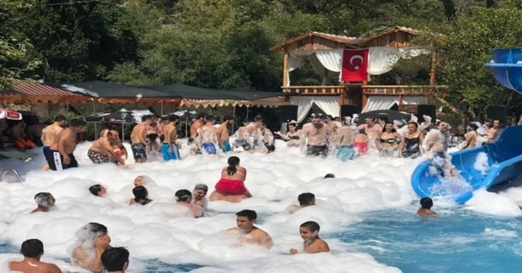Sıcaktan Bunalanlar Kendileri Buz Gibi Suya Atıp Köpük Partisiyle Eğleniyor