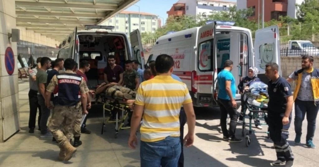 Siirtte Askeri Zırhlı Aracın Geçişi Sırasında Patlama: 2 Asker Yaralı