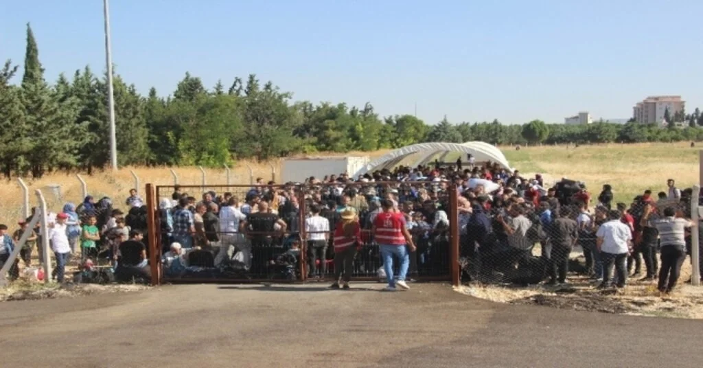 Sınır Kapısında 40 Derece Sıcakta Suriyeli İzdihamı